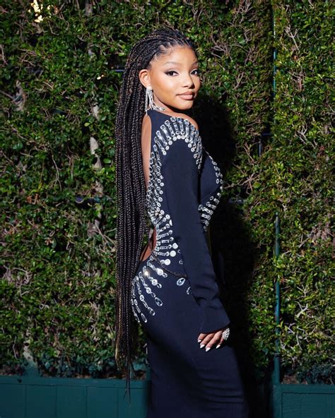 Photo: Halle Bailey/IG Halle Bailey just turned up in the most ethereal dress at the world premiere of "The Little Mermaid." The actress, who plays Ariel in the live-action film, donned a silver-blue grown seemingly designed to look like ocean waves.